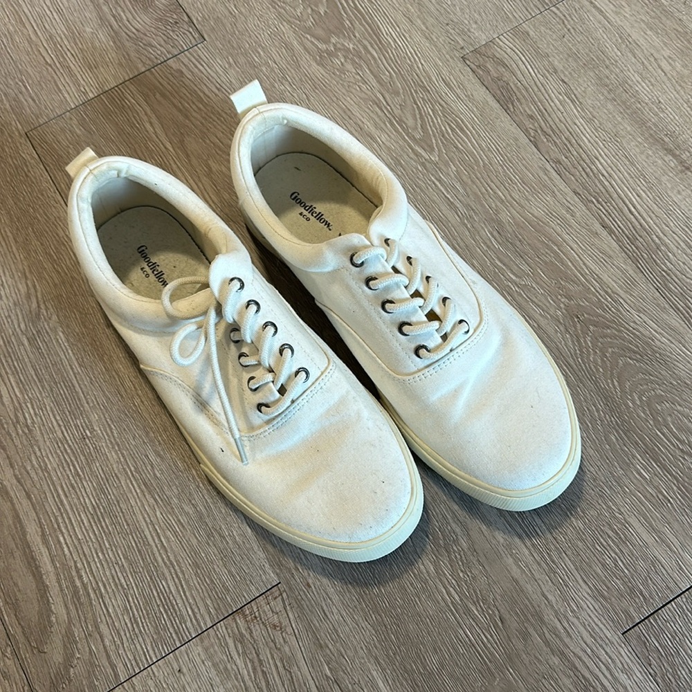 Men’s size 10.5 ivory sneaker. Worn once for like 2 hours. Like new